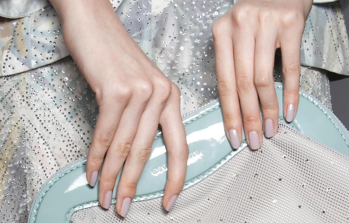 Τα βερνίκια της άνοιξης είναι nude